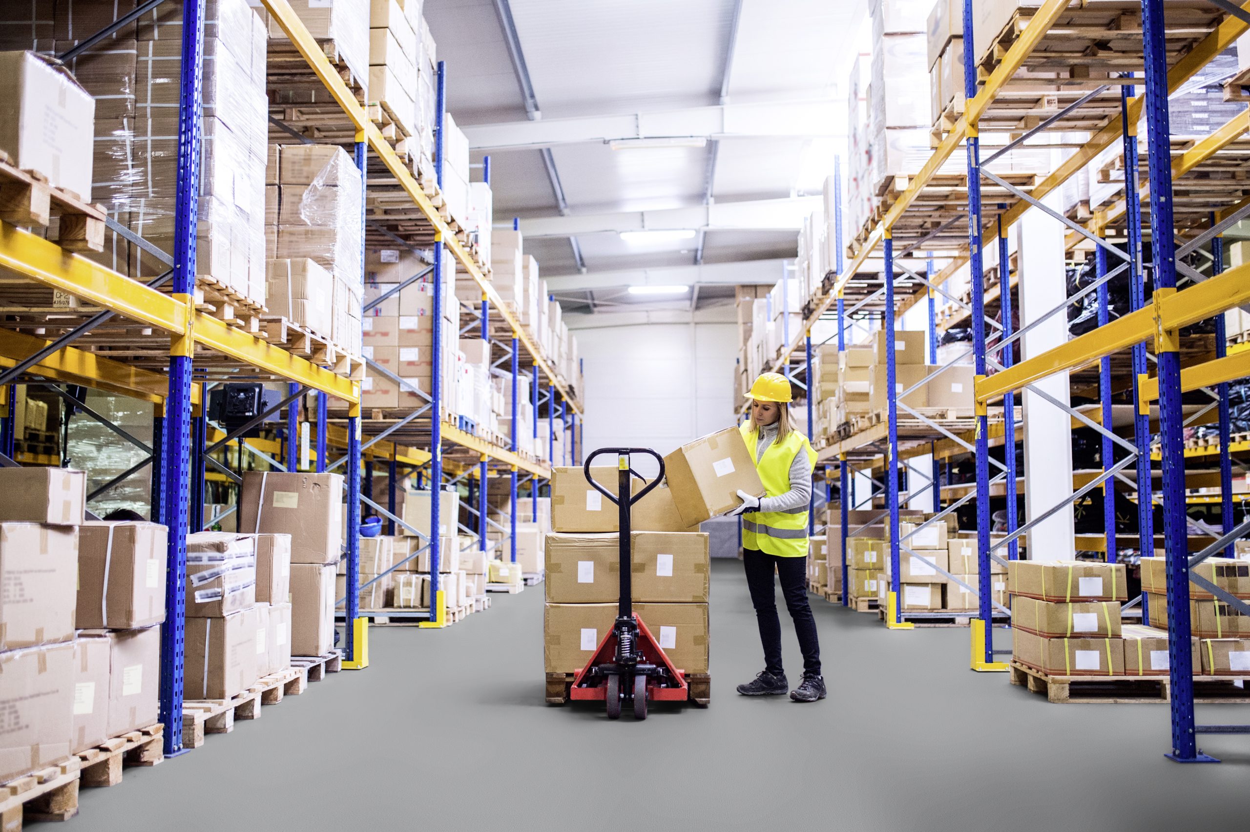 Lose verlegte PVC-Industriefliesen mit Schwalbenschwanz-Klicksystem in einer Produktionshalle